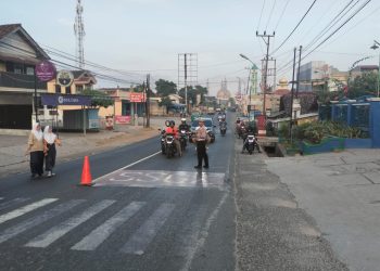 Polsek Gedong Tataan Sigap Amankan Jalur Sekolah, Wujud Nyata Polri Presisi di Pagi Hari