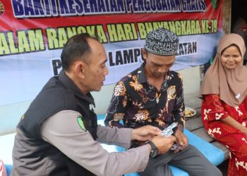 Sambangi Dusun Laban Sunda, Kapolres Lampung Selatan Bawa Bingkisan dan Layanan Kesehatan untuk Lansia