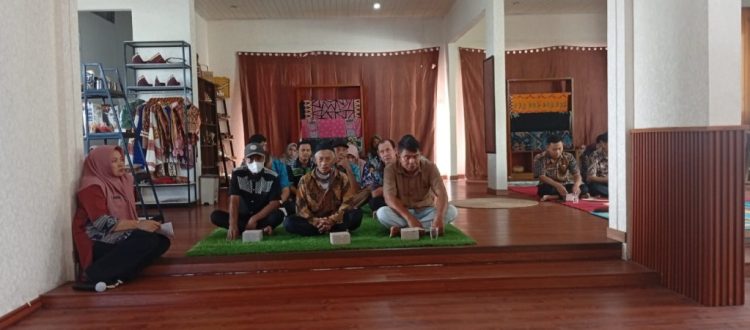 Diskoperindag Pringsewu Latih Pengrajin Gula Aren, Dorong Inovasi Gula Semut untuk Pasar Lebih Luas