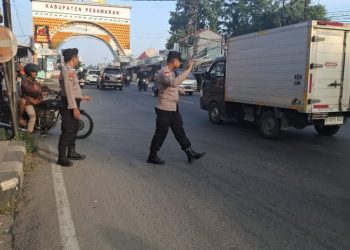 Polsek Gedong Tataan Sigap Kawal Arus Pagi, Wujudkan Lalu Lintas Aman dan Lancar di Jalinbar Pesawaran