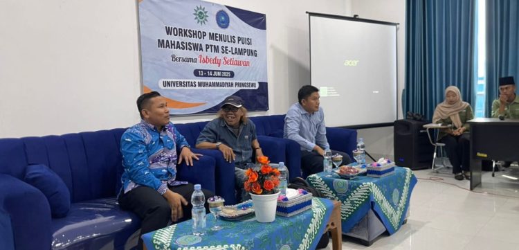 Workshop Menulis Puisi PWM Lampung Dimulai di UMPRI, Isbedy Stiawan ZS Bagi Ilmu Kreatif