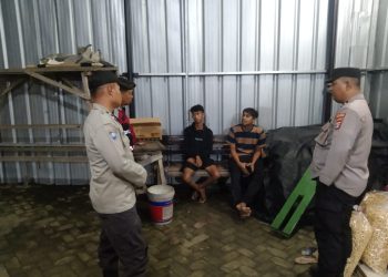 Patroli Malam Humanis: Polsek Gedong Tataan Teguhkan Komitmen Jaga Kamtibmas Lewat Dialog dengan Warga