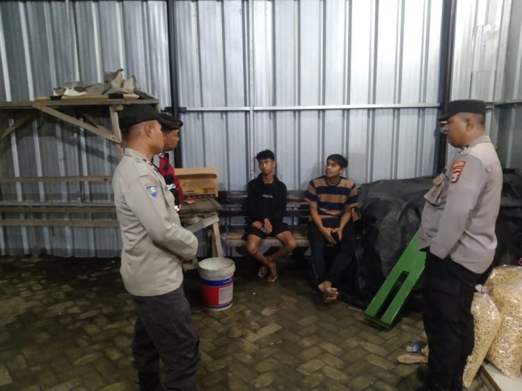 Patroli Malam Humanis: Polsek Gedong Tataan Teguhkan Komitmen Jaga Kamtibmas Lewat Dialog dengan Warga