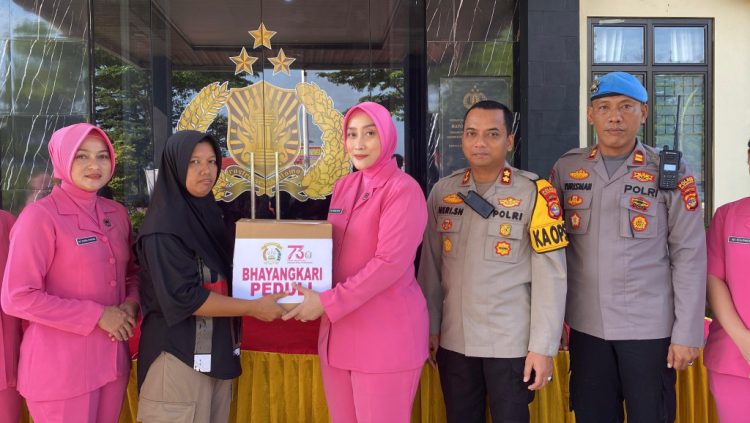 Bhayangkari Cabang Pesawaran Sambangi Warga, Tebar Bantuan di Hari Bhayangkara ke-79
