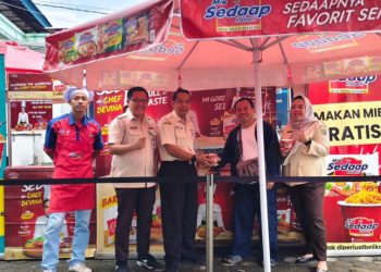 Samsat Rajabasa Bagi-Bagi Mi Instan, Cara Unik Tingkatkan Kepatuhan Pajak