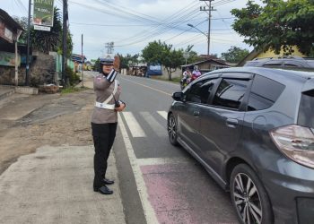 Aksi Humanis Polwan Pesawaran di Depan Sekolah: Cegah Kemacetan, Bangun Kedekatan dengan Warga