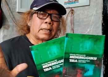 “Menungguku Tiba” Resmi Terbit, Lilafitri Aly Jadi Pemesan Pertama Buku Puisi Isbedy Stiawan ZS