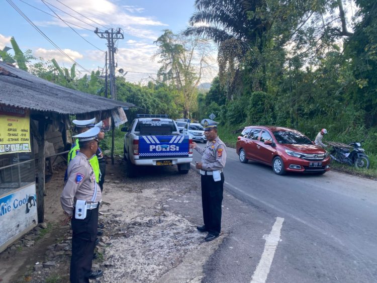 Satlantas Polres Pesawaran Kawal Ketat Jalur Wisata Pesisir Demi Keselamatan Pengguna Jalan