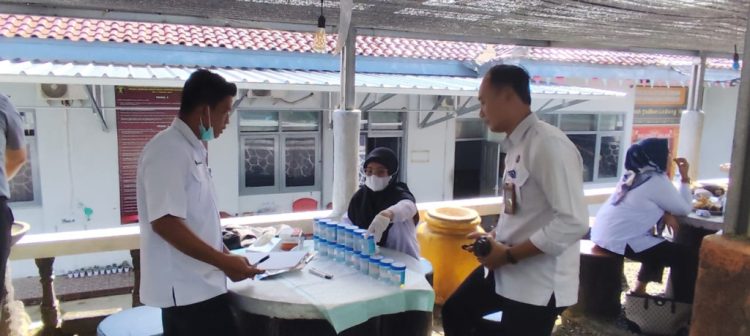 Komitmen Bebas Narkoba, Lapas Kalianda Gelar Tes Urine Pegawai dan WBP – Hasil 100 Persen Negatif