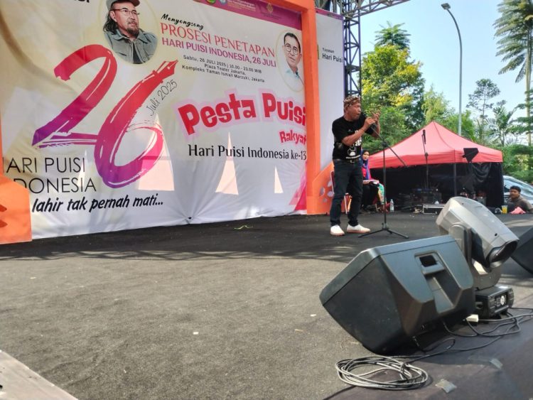 Andria C. Tamsin: Membaca Puisi Seperti Berdoa, Menggetarkan Panggung Hari Puisi Indonesia