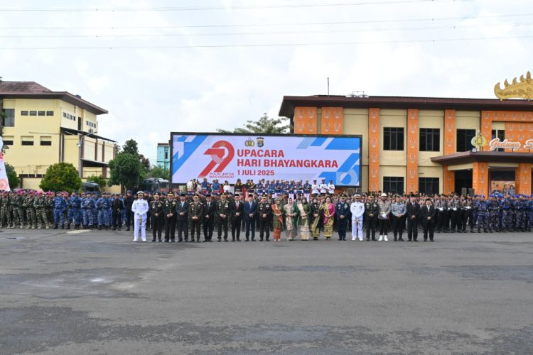 HUT Bhayangkara ke-79: Danbrigif 4 Mar/BS dan Ibu Hadiri Upacara, Pererat Sinergi TNI-Polri di Lampung