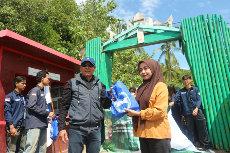 Sinergi UBL dan Pemkab Pesawaran: Mahasiswa Tanam Mangrove, Jaga Pesisir demi Lampung Berkelanjutan