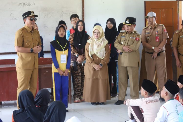Sidak Hari Kedua Tahun Ajaran Baru, Parosil Semangati Siswa: “Kalian Pemimpin Masa Depan!”