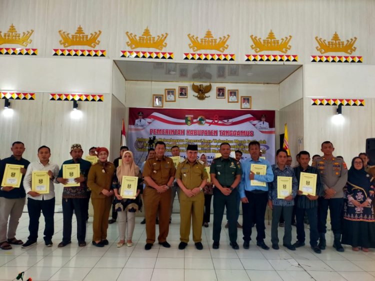 Dorong Ekonomi Desa, Pemkab Tanggamus Serahkan AHU kepada 20 Koperasi Merah Putih