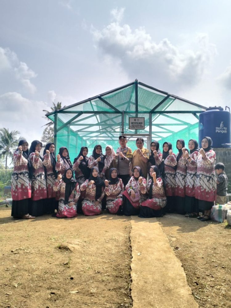 Sinergi Ketahanan Pangan: Bhabinkamtibmas Kawal Lomba KWT di Sungai Langka Pesawaran