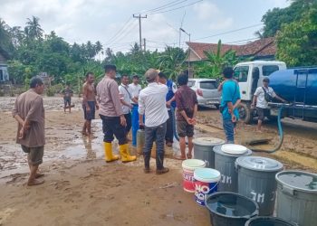 Polsek Semaka dan PDAM Way Agung Salurkan Air Bersih untuk Warga Terdampak Banjir