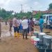 Polsek Semaka dan PDAM Way Agung Salurkan Air Bersih untuk Warga Terdampak Banjir