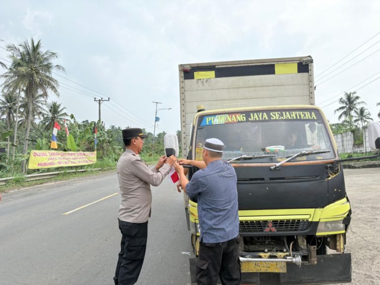 Sambut HUT RI ke-80, Polsek Katibung Bagikan Bendera Merah Putih di Jalan Raya