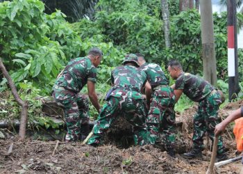 Brigif 4 Marinir/BS Bergerak Cepat Bantu Warga Terdampak Longsor di Pesawaran