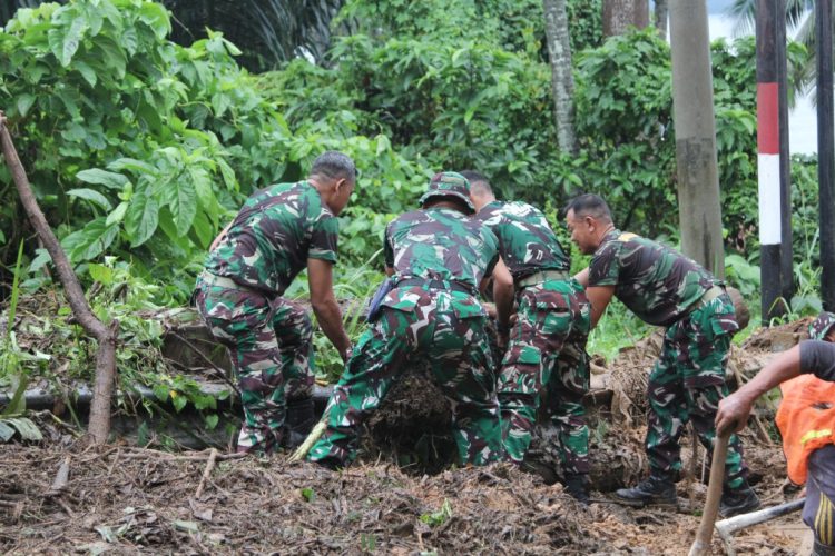 Brigif 4 Marinir/BS Bergerak Cepat Bantu Warga Terdampak Longsor di Pesawaran