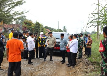 Bupati Ardito Dampingi Gubernur Rahmat Mirzani Tinjau Jalan Vital Rukti Harjo–Raman Utara