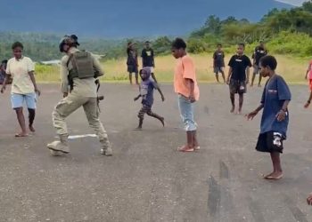 Satgas Damai Cartenz Kunjungi Kampung Apom, Salurkan Bibit Tanaman dan Alat Tulis untuk Anak-anak