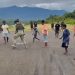 Satgas Damai Cartenz Kunjungi Kampung Apom, Salurkan Bibit Tanaman dan Alat Tulis untuk Anak-anak