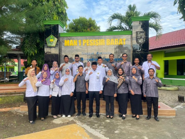Sosialisasi di MAN 1 Pesisir Barat, Bawaslu Ajak Pemilih Pemula Aktif Awasi Pemilu