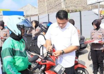 Merah Putih untuk Negeri: Intelkam Polda Lampung Ajak Pengendara Kibarkan Semangat Nasionalisme