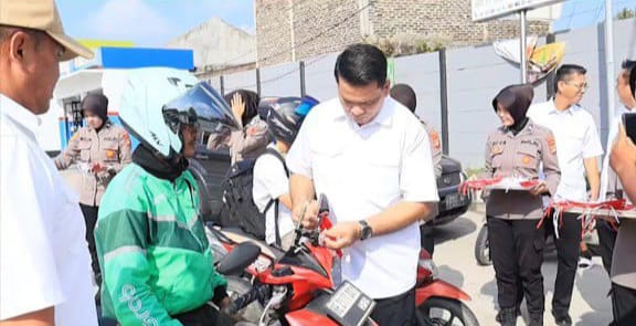 Merah Putih untuk Negeri: Intelkam Polda Lampung Ajak Pengendara Kibarkan Semangat Nasionalisme