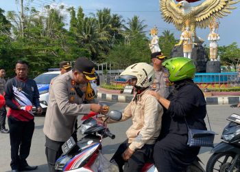 Pemkab Pesawaran dan Polres Bagikan 1.000 Bendera Merah Putih untuk Pengendara Jalan dalam Rangka Memperingati HUT RI ke-80