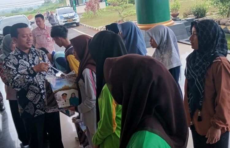 Siswa Sekolah Rakyat Kabupaten Pringsewu Dilepas Bupati untuk Lanjutkan Pendidikan di Lampung