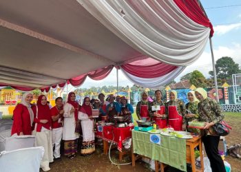 Hari Kedua HUT RI ke-80, Ketua TP-PKK Tanggamus Buka Lomba Masak Nasi Goreng di Taman Wisata Way Lala’an