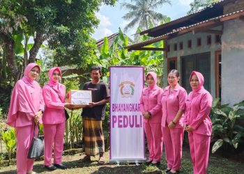 Bhayangkari Ranting Penengahan Bagikan 20 Paket Sembako Jelang HUT RI ke-80 dan HKGB ke-73