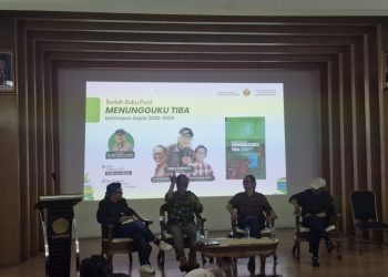 Bedah Buku “Menungguku Tiba”: Dua Doktor, Dua Cara Membaca Puisi Isbedy