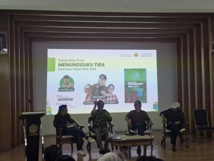 Bedah Buku “Menungguku Tiba”: Dua Doktor, Dua Cara Membaca Puisi Isbedy