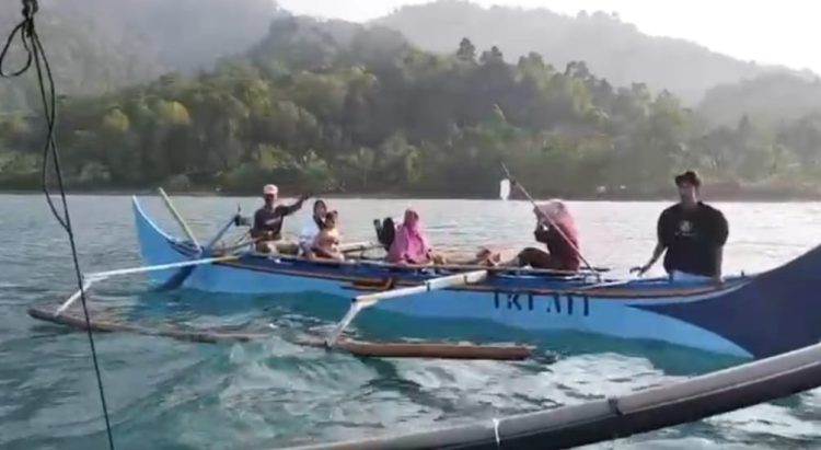 Polsek Pematang Sawa Lakukan Aksi Heroik Selamatkan Perahu Mogok di Tengah Laut, Pasien Sakit Selamat