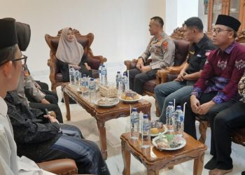 Polres Metro Perkuat Sinergi dengan Ponpes Roudlatul Qur’an dan Salurkan Bantuan Sosial untuk Driver Ojol dan Warga Kurang Mampu