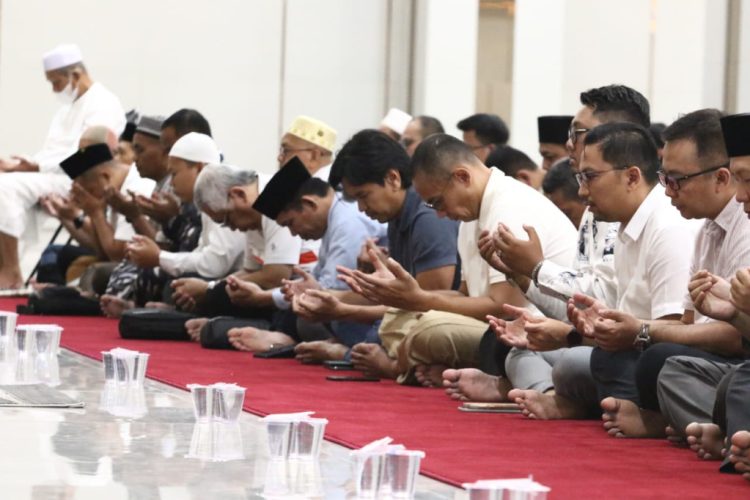 PB Akuatik Indonesia Gelar Sholat Jumat dan Doa Bersama, Persiapkan Kejurnas A•Stream Open Water Swimming Series Lampung 2025