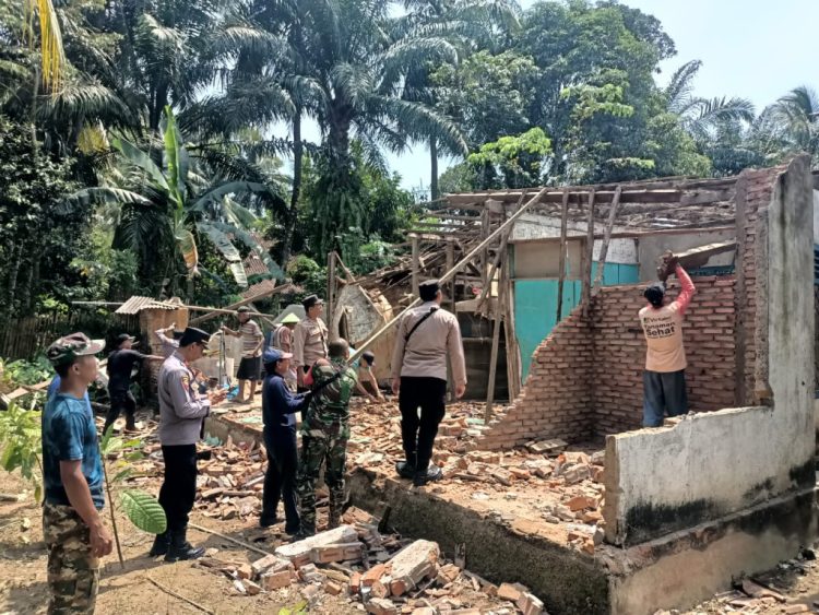 Polres Tanggamus dan Warga Gotong Royong Bersihkan Rumah Terdampak Gempa