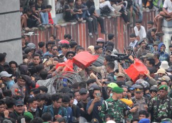 Keakraban di Tengah Aksi: Pegawai Pemprov Lampung Bagikan Camilan pada Mahasiswa