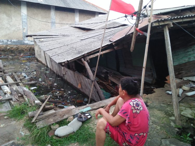 Tragedi Air Pasang di Panjang Selatan: Rumah Nenek Nelly Roboh, Pemkot Diminta Tindak Cepat