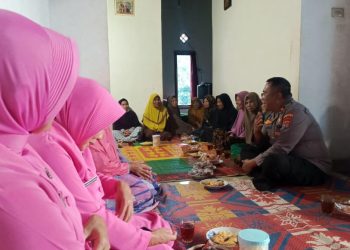 Polsek Sumberejo dan Bhayangkari Jenguk Nenek Samiyem yang Selamat dari Sumur Sedalam 18 Meter, Kisah Mengharukan Bikin Warga Terharu