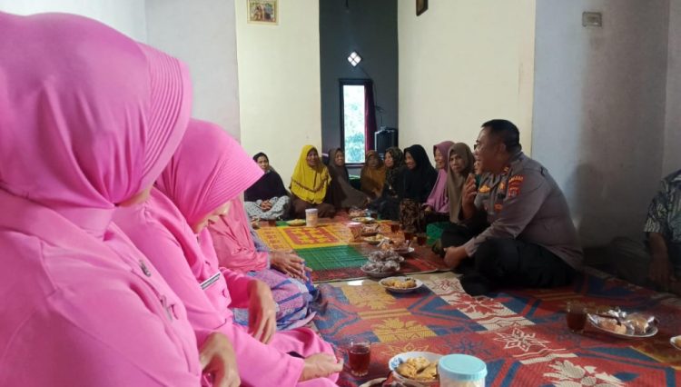 Polsek Sumberejo dan Bhayangkari Jenguk Nenek Samiyem yang Selamat dari Sumur Sedalam 18 Meter, Kisah Mengharukan Bikin Warga Terharu