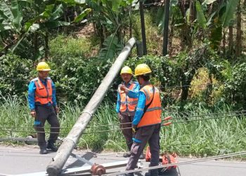 Tiang Listrik PLN Patah di Pesawaran, Pengendara Motor Jadi Korban Luka dan Arus Lalu Lintas Terganggu