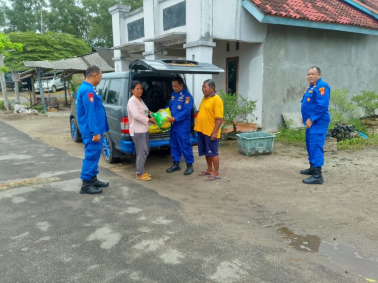 Sat Polair Polres Lampung Selatan Bagikan Beras Murah untuk Nelayan, Disertai Pesan Penting Jaga Kamtibmas