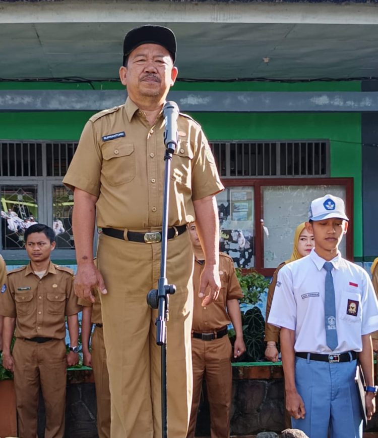 Upacara Bendera SMA Negeri 1 Kebun Tebu Berlangsung Haru, Kepala Sekolah Supriantoro Purna Tugas Setelah Tiga Tahun Dedikasi