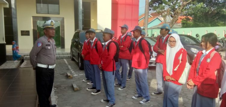 Polisi Humanis di Lampung Selatan: Satlantas Sapa Pelajar hingga Tukang Ojek, Tekan Angka Kecelakaan Lewat Edukasi