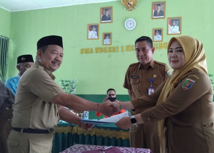Resmi! Serah Terima Jabatan Kepala SMAN 1 Kebun Tebu, Emma Haryani Didapuk Jadi Plt
