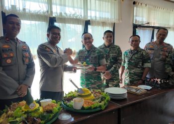Polres Lampung Selatan Geruduk Kodim 0421, Kapolres Toni Kasmiri Serahkan Tumpeng di HUT TNI ke-80, Suasana Kekeluargaan dan Sinergi Terlihat Kental